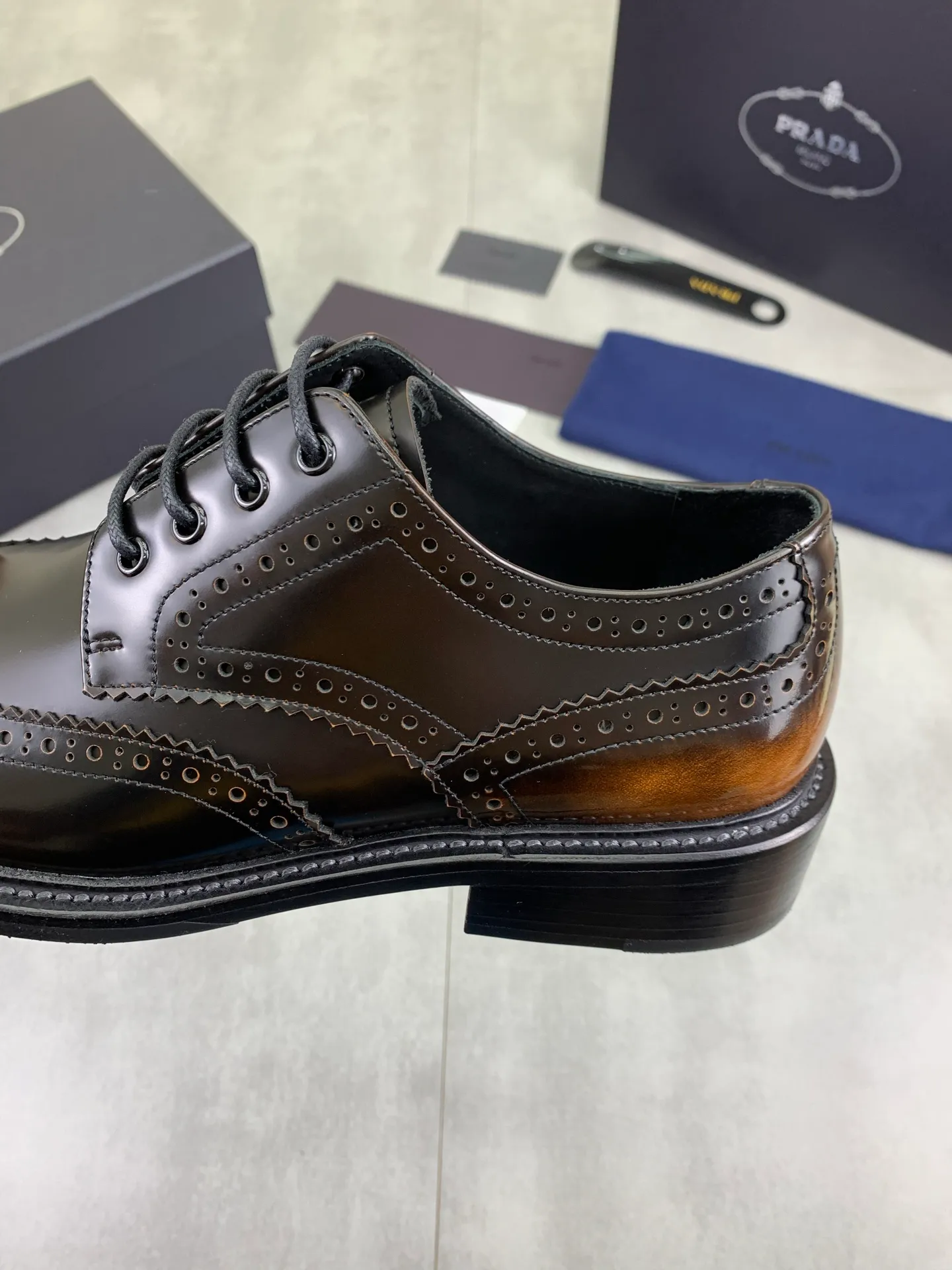 Factory price P980 💰 (genuine leather outsole series) original quality, top version 🔱 ＰＲＡＤＡPrada. Men's business casual leather shoes, top quality cow leather. 1:1 shipment⬆️Luxurious and noble👞All imported original color-changed cowhide, just to create a more comfortable wearing experience. Upper: Original comfortable selected high-end color-changed calfskin➕Top imported water-dyed full cow lining, original lightweight and comfortable high-grade genuine leather outsole✔️Code number: 39-44 (38 45 46 47 can be customized)